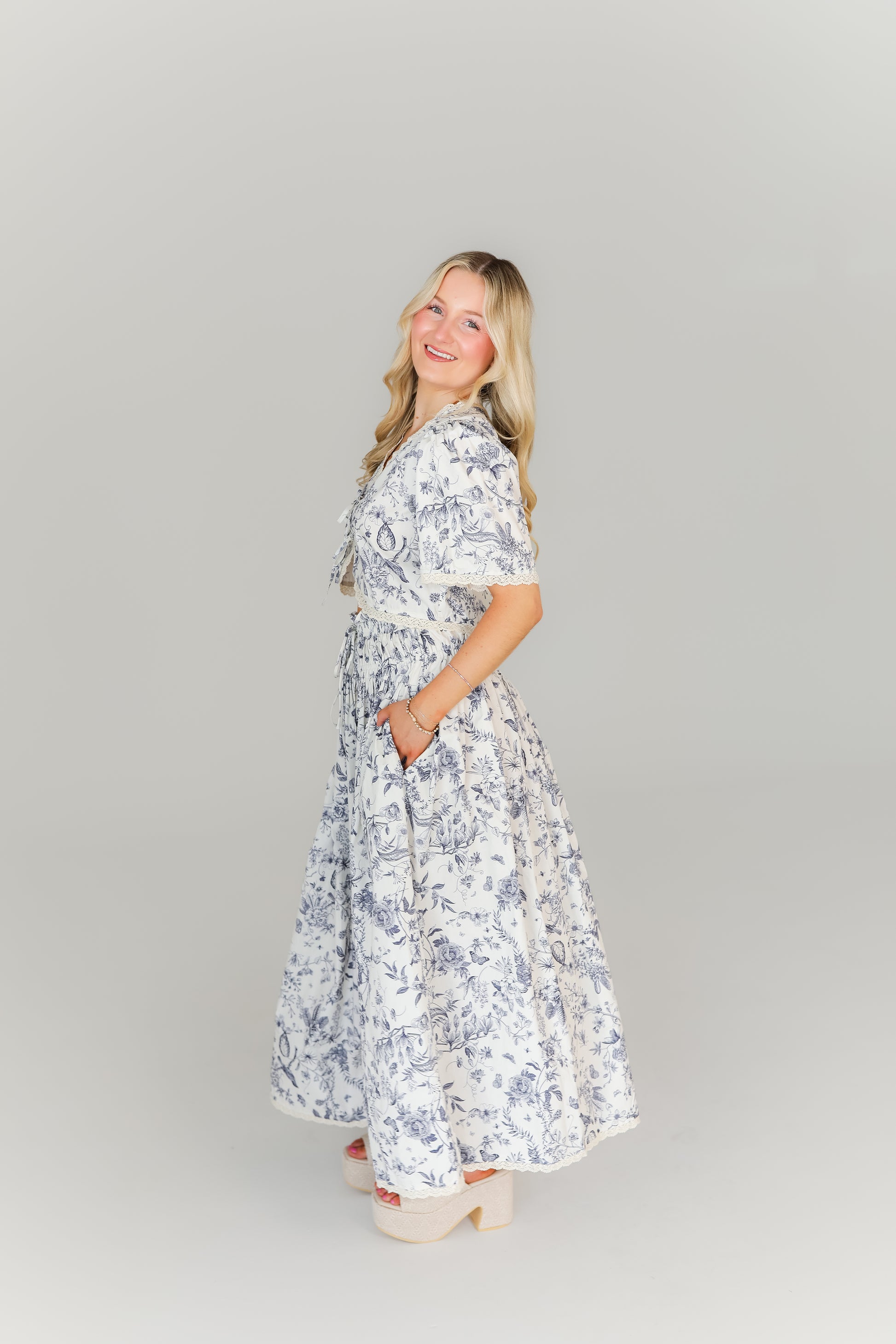 Blue and white toile print crop top women’s boutique fashion